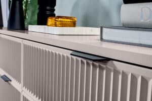 ריהוט לבית, מזנון מודרני בצבע אפור, עיצוב אירופאי, דגם עם דלתות עם חריצים.