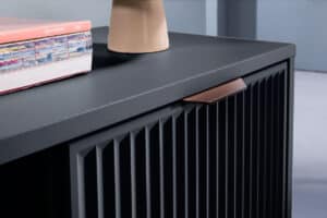 שידת רהיטים שחורה עם דלתות במבוק, עיצוב מודרני, חנות רהיטים באשקלון.