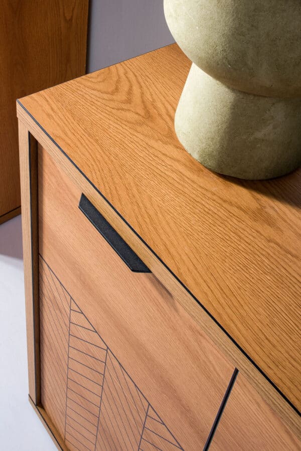 שידה מעץ עם מגירה ופריט דקורטיבי עליונה, עיצוב מודרני וחמים.